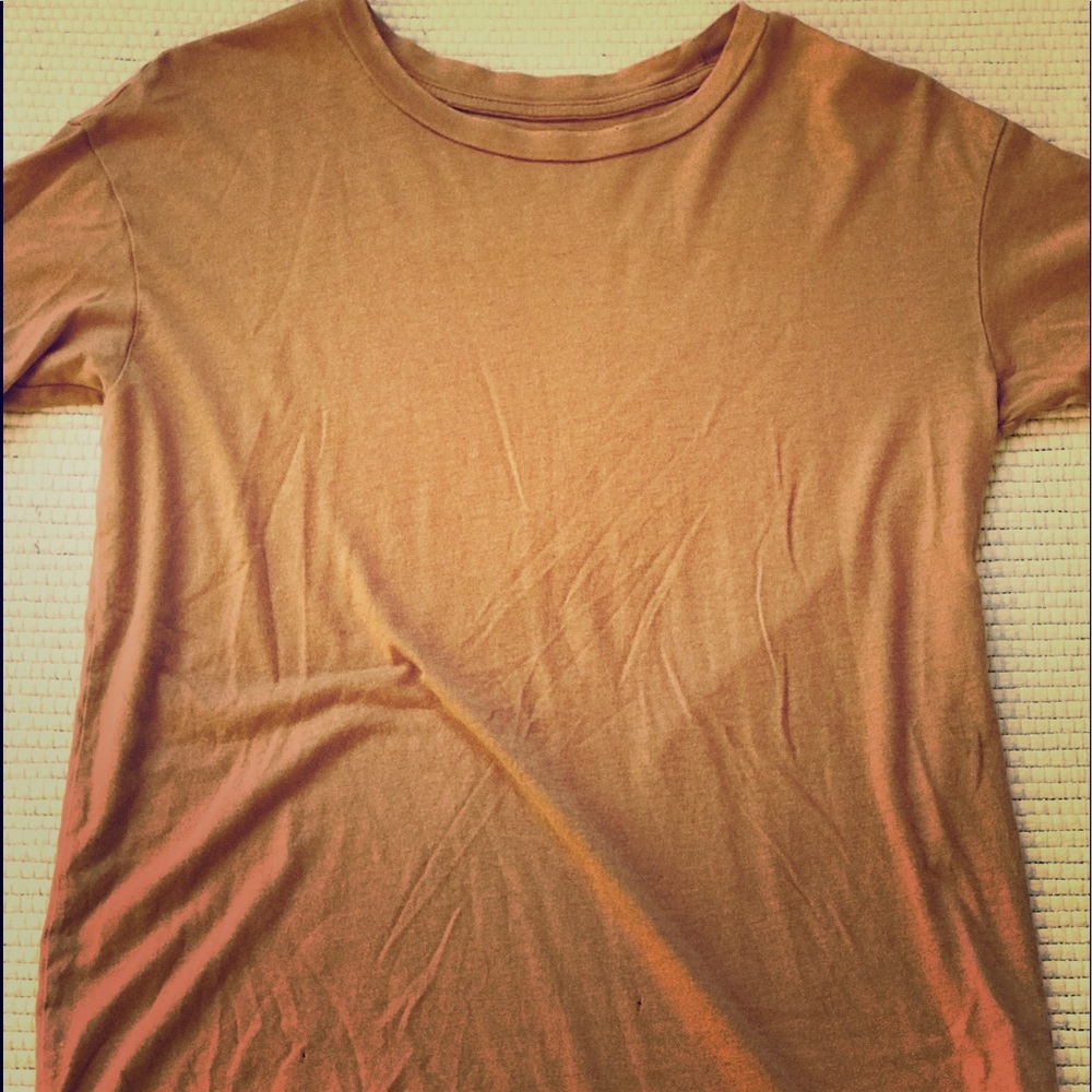 An American eagle t-shirt.